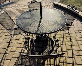 Wrought Iron Mesh Round Dining Table with 4 Matching Chairs