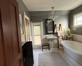 Mirrors, towels and area rugs 