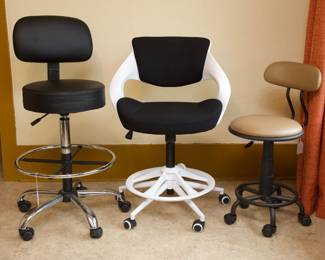 THE CHAIR IN THE MIDDLE IS SOLD