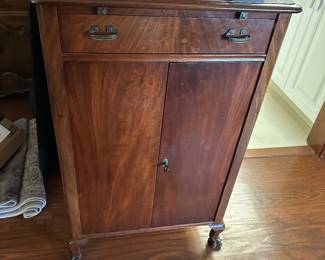 1930'S CABINET