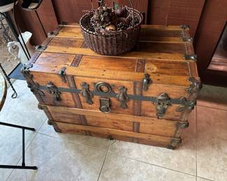 ANTIQUE OAK TRUNK