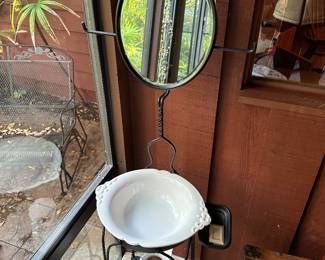 ANTIQUE METAL WASH STAND