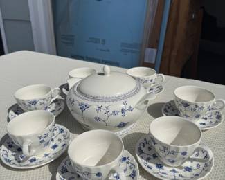 Pristine Myott Staffordshire cups, saucers, and serving dish - Finlandia design