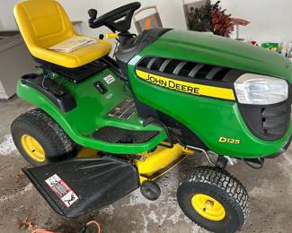John Deere D125 riding mower with 286 hours
