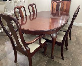 Dining table/6 chairs/2 leaves/pad $195