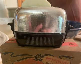 1950's? Cute as can bee! Metal, Salt & Pepper Toaster Set