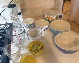 kitchen items, measuring cups