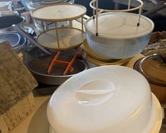 tupperware cake keeper, lazy susans