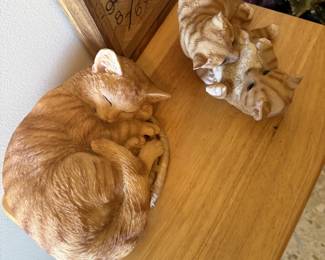 Cat and kitten figurines, clock 