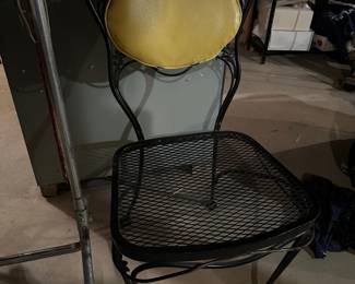 (2) captains chairs and (4) side chairs......