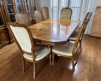 Drexel Heritage dining table, 2 captains chairs, 6 side chairs, 3 leaves and pads