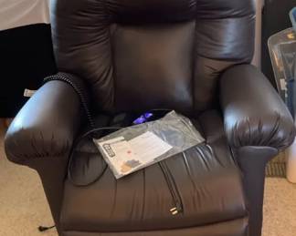 002 Ultra Comfort Lift Chair Like New