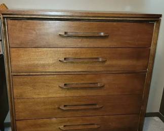 018 Mid Century Bassett FiveDrawer Raised Wood Dresser