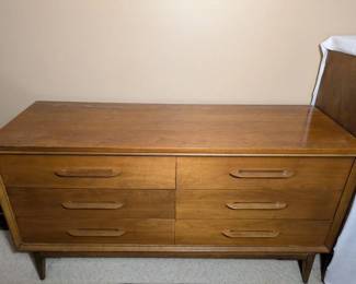 019 Mid Century Bassett Six Drawer Dresser