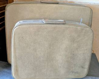 Vtg 2 Piece Samsonite Luggage with Keys