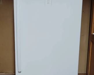 GE Upright Freezer Model FUF14SMRWW