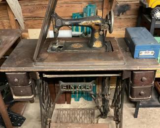 Antique Singer Sewing Machine, likely manufactured in the early 20th century.