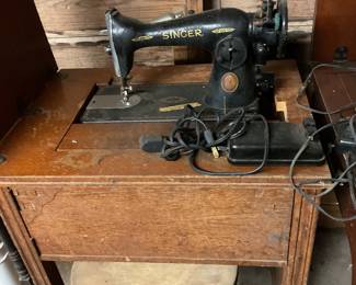 Vintage Singer Sewing Machine, likely a Class 15
