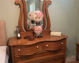 Beautiful Pulaski Five piece bedroom suite.  Must see ! 