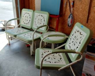 A STUNNING VINTAGE METAL SET, on excellent condition!