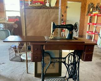 ANTIQUE SINGER SEWING MACHINE