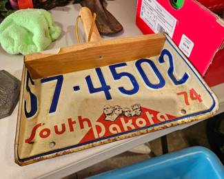 License plate dust pan