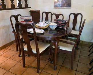 Dining table with chairs, includes leaf and 6 chairs