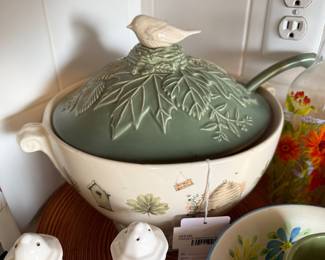 Pfaltzgraff Naturewood Soup Tureen