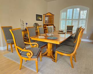 Birdseye maple d8n8ng table. Chairs. By Thomasville