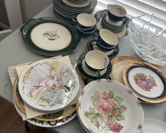 Pretty China and decorative plates. 