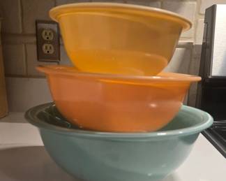 Pyrex Pastel Nesting Mixing Bowls with Clear Bottom