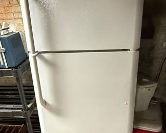 Frigidaire FFTR1814LW Refrigerator