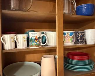 Assorted Kitchenware with Fiesta and Pyrex focus
