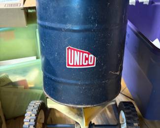 UNICO Push Spreader