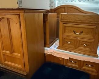 Queen Size Oak Bedroom Suite with Dresser, Armoire, 2 Nightstands and Headboard