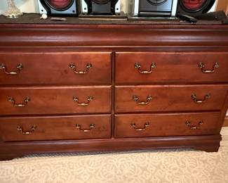 Broyhill Cherry Finish 6-Drawer Dresser