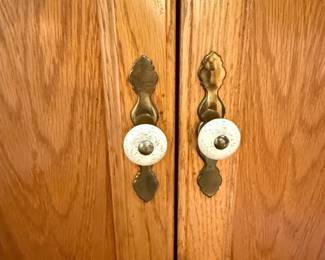 Queen Size Oak Bedroom Suite with Dresser, Armoire, 2 Nightstands and Headboard