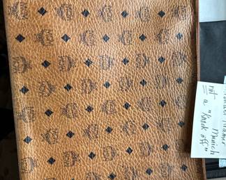 Michael Kramer Munich leather pouch bag