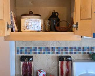 Lots of kitchen items