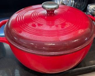 Lodge 3 qt Dutch oven (red)