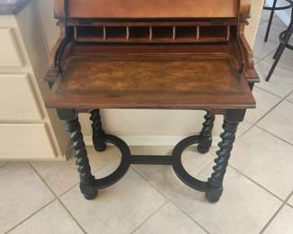 Wood and metal desk (28 x 16 x 33)