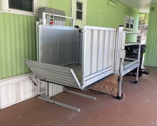 Wheel chair lift and platform