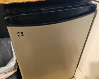 GE MINI REFRIGERATOR