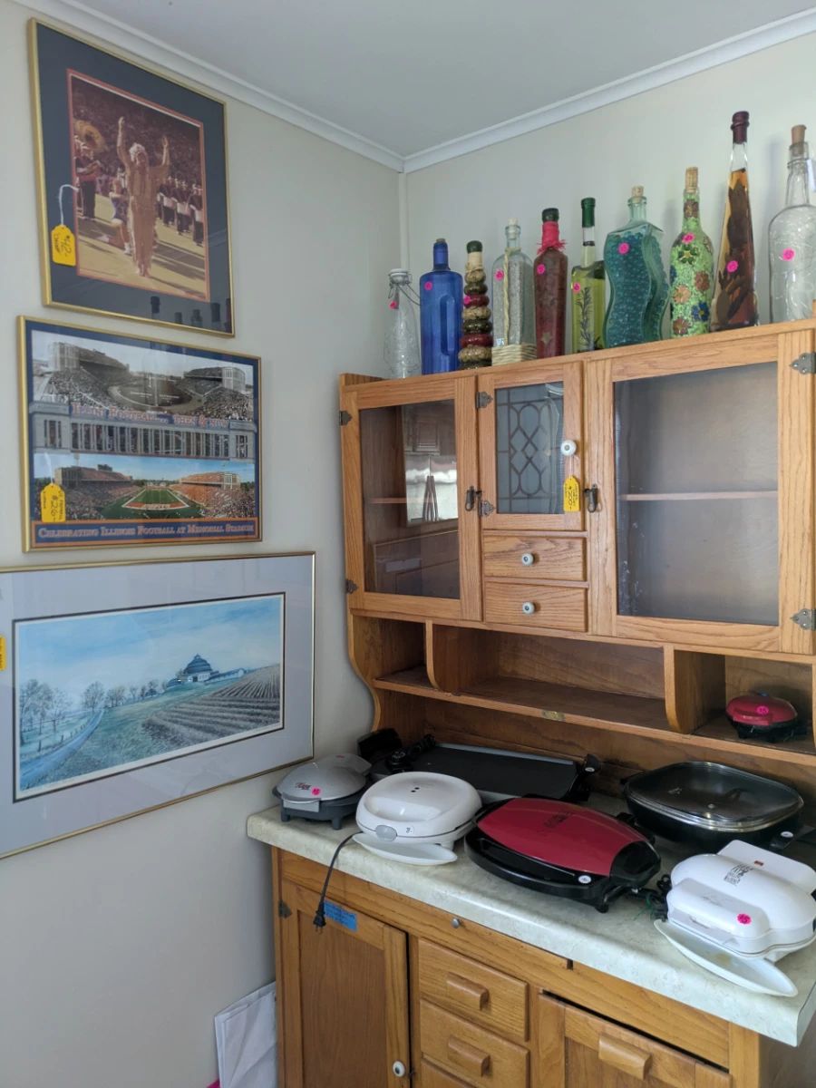 Illini Memorabilia, Hutch, Small kitchen appliances
