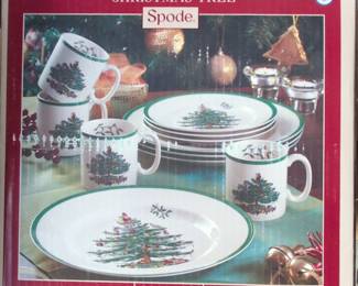 Spode Christmas Tree 12 Piece Dinnerware Set