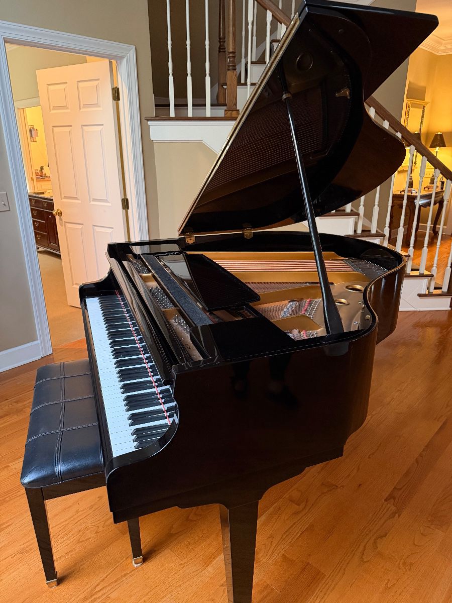 Baldwin 1995 C-142 beautiful tone 4’8 inches recently tuned high gloss finish this is immaculate and stunning in person