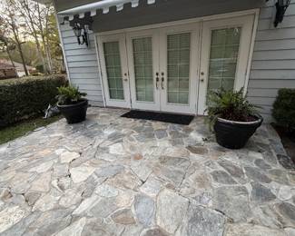 A lot of garden pots will be posted and a bubbler 