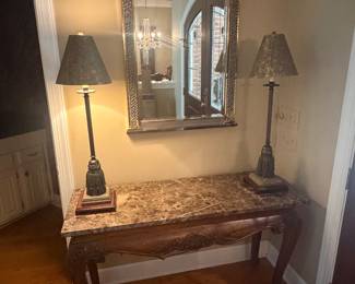 Hekman foyer table 2 matching lamps 
