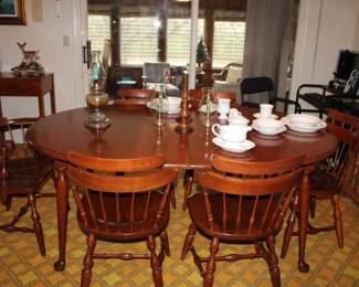 Dining Table w/2 Leaves & 6 Chairs