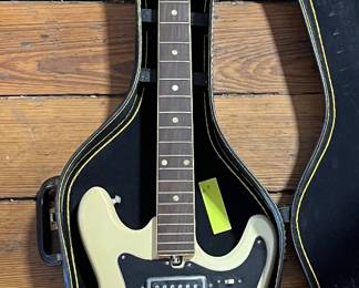 HEIT DELUXE GUITAR-NEEDS REPAIR